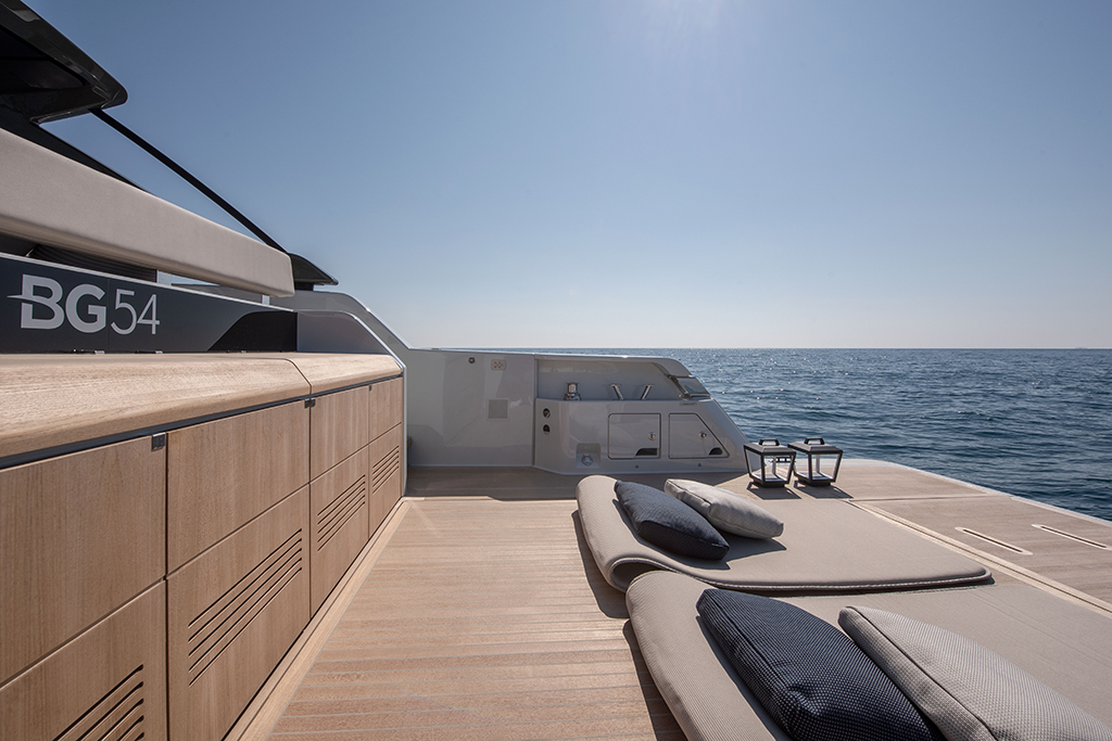 The BG54 beach-club stern with teak swim platform