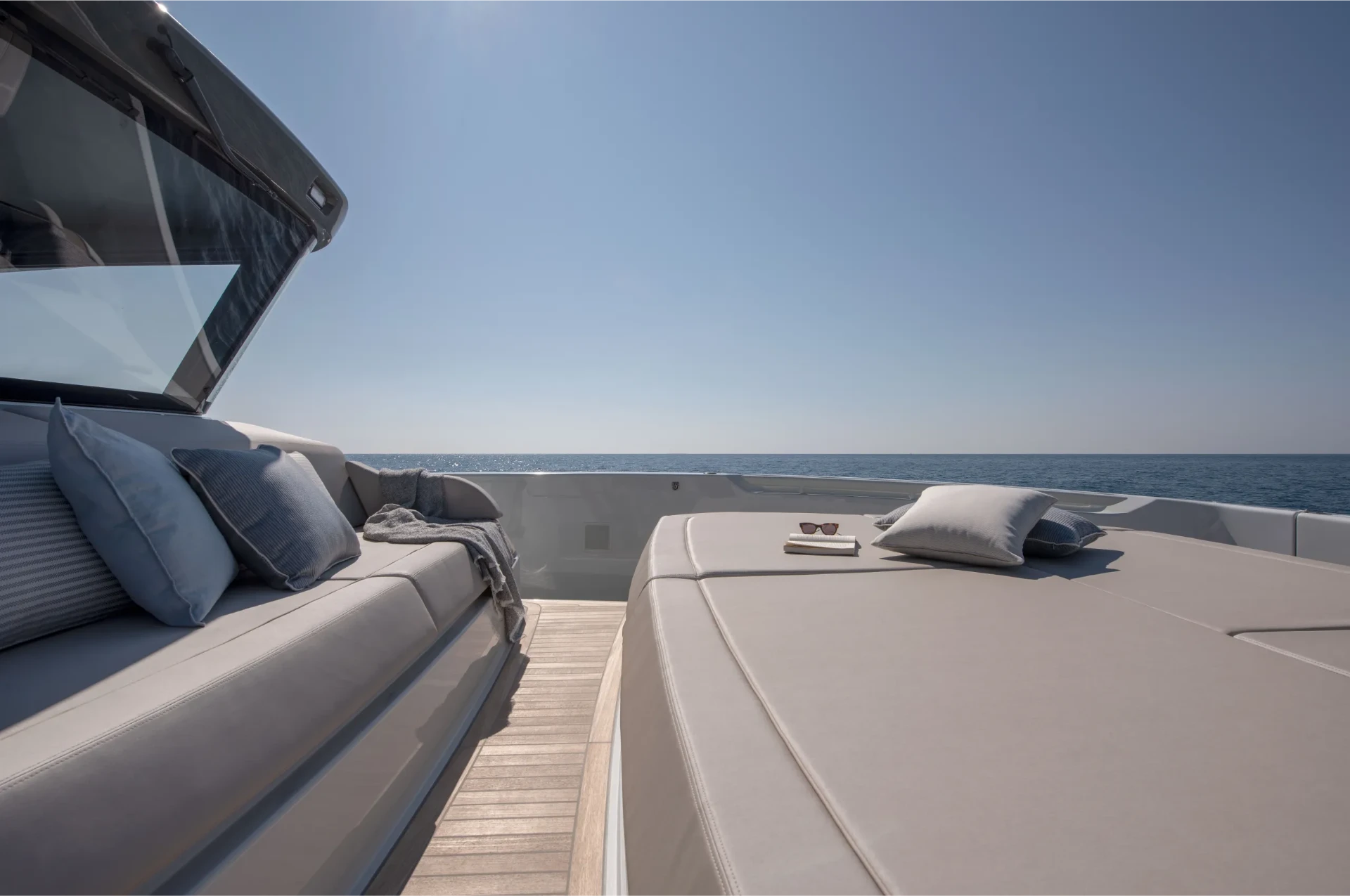 Foredeck relax area